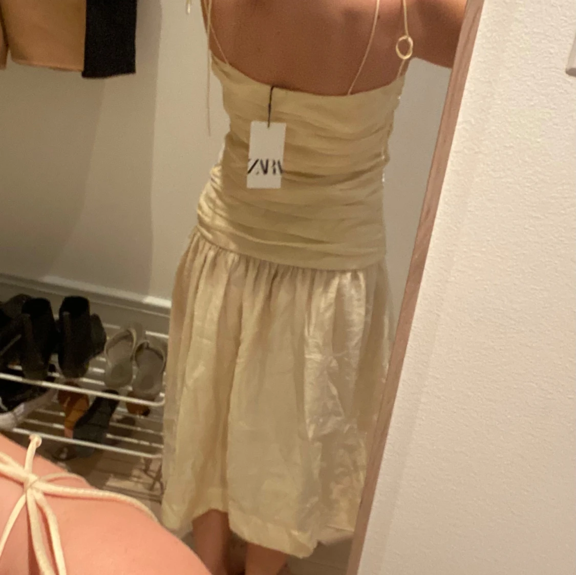 Ljusgul klänning med tunna axelband från Zara - 3
