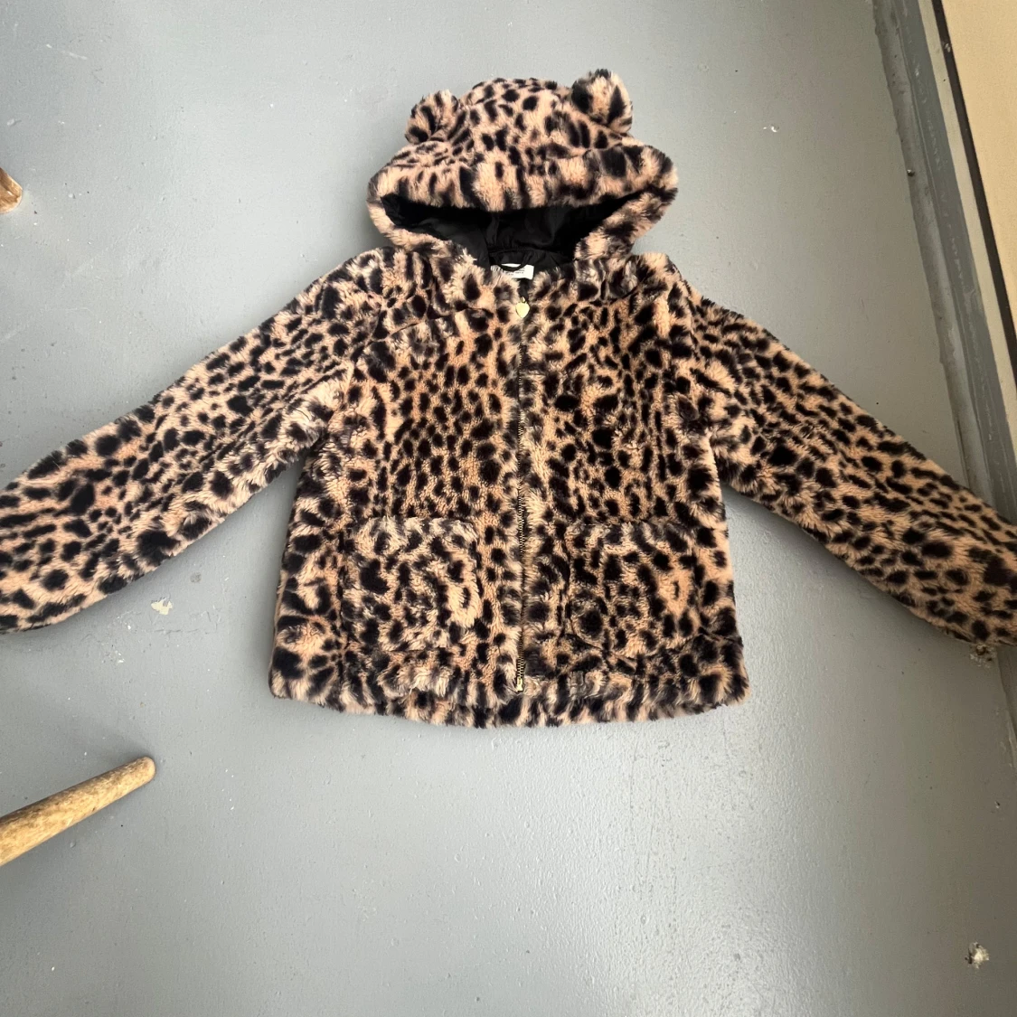 Leopardmönstrad pälsjacka med öron från H&M