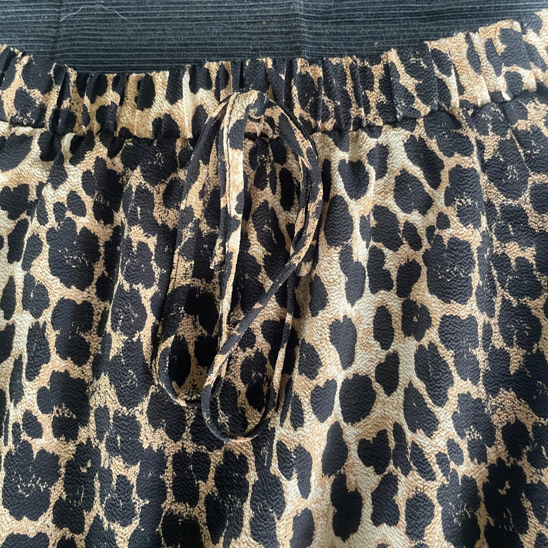 Leopardmönstrad volangkjol med knytband - 2