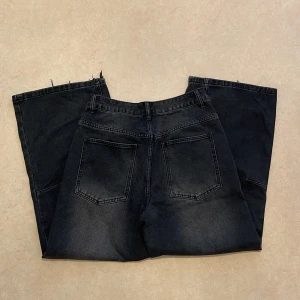Svarta baggy jeans - Säljer ett par svarta baggy jeans med bred passform.