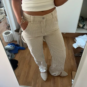 Slutsålda raka randiga jeans i stl 34 - Snygga randiga Jens med rakare modell. Från mango stl 34