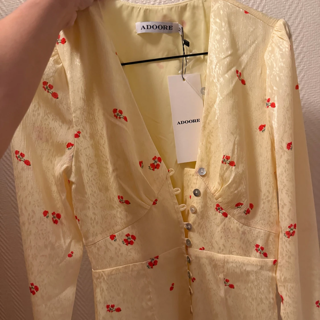 Gul blommig klänning från Adoore