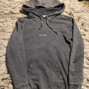 Saint Laurent hoodie - Säljer en fet Saint Laurent hoodie i storlek S.                                  gammalt favorit plagg som jag tyvärr växt ur.                                    Washtag är avklippt.                                                 Storlek S-M, passar dig som är ca 180 och 60-75 kg. Kvittot är borttappat därav priset.                                                                  De är bara att skriva vid minsta fundering.                                              Först till kvarn som gäller