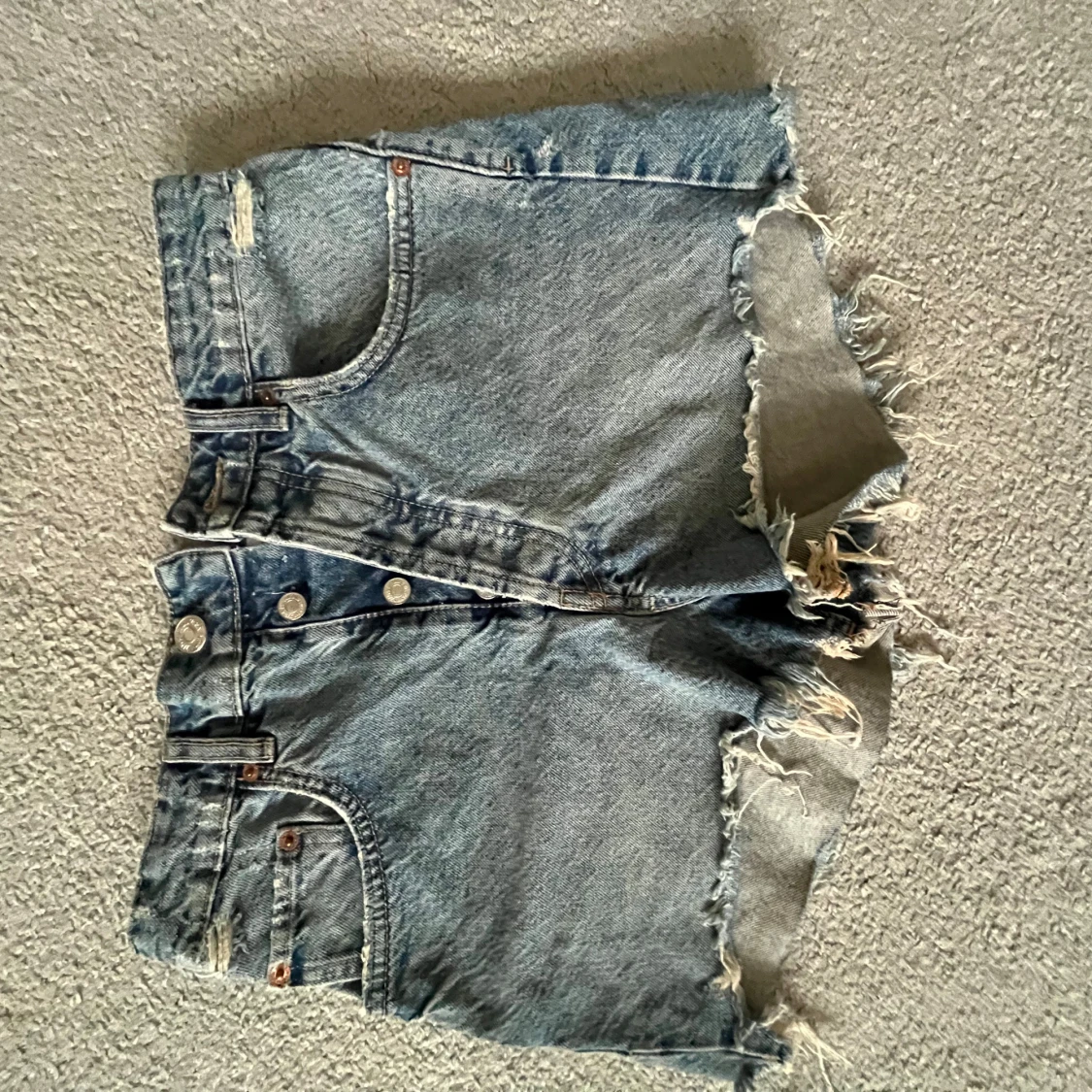 BlĂ„ zara jeansshorts med fransarđđș
