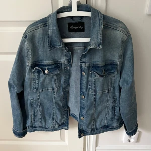 Oversized jeansjacka - Snygg jeansjacka från Happy Holly!