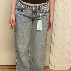 Ljusblå loose fit jeans från Revice - Säljer ett par ljusblå jeans från Revice köpta från USA. Med en fin pasfårm och en unik look. Allt som allt med frakt och tull kostades dom 1500 kr. Dom är helt nya provad en gång. Hör av dig vid minsta fråga om storlek eller fler bilder. 