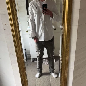 Raffe skjorta  - Klassisk vit skjorta från Polo Ralph Lauren i bomull. Skjortan har lång ärm, knappar framtill och en liten broderad logga på bröstet. Passformen är custom fit vilket ger en snygg och stilren look.