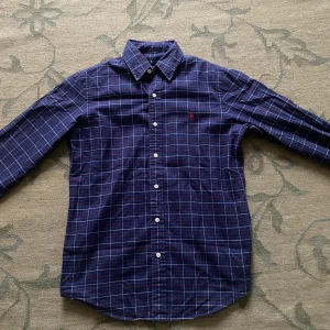 Blårutig skjorta från Ralph Lauren - Snygg blårutig skjorta från Ralph Lauren. Nypris:1700kr