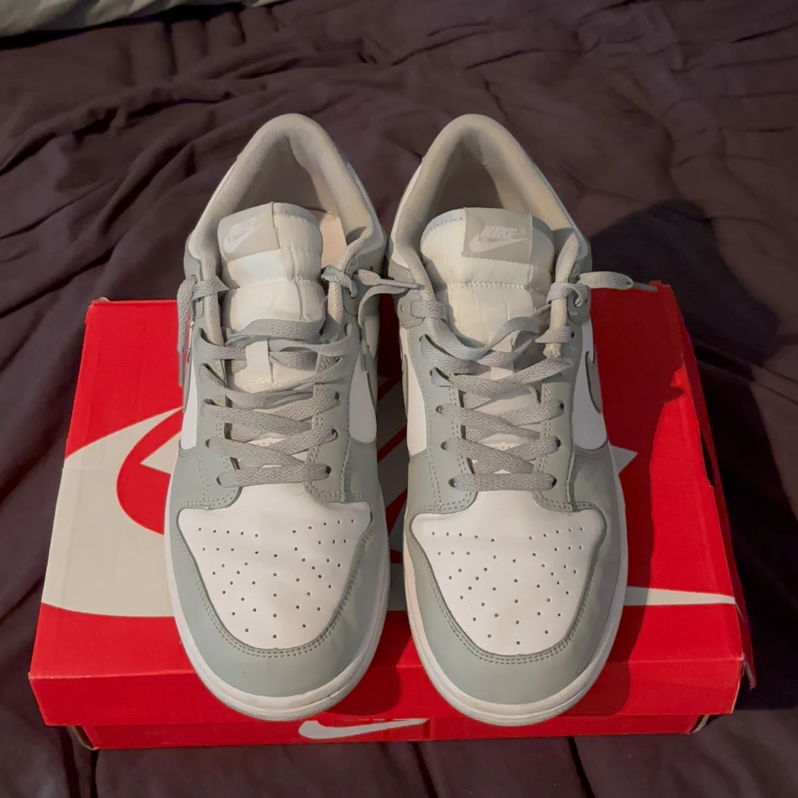 Nike Dunk Low i grått och vitt - 1