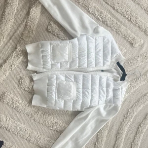 Vit pufferjacka med stickade ärmar - Säljer denna jättefina jackan!