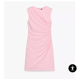 Ljusrosa ärmlös klänning med drapering - Säljer en ljusrosa ärmlös klänning med snygg drapering på sidan. Klänningen har en enkel, elegant design och är knälång. Perfekt för sommarens alla tillfällen! Helt ny skulle ha på skolavslutningen men hitta en annan så helt nu aldrig använd prislapp kvar