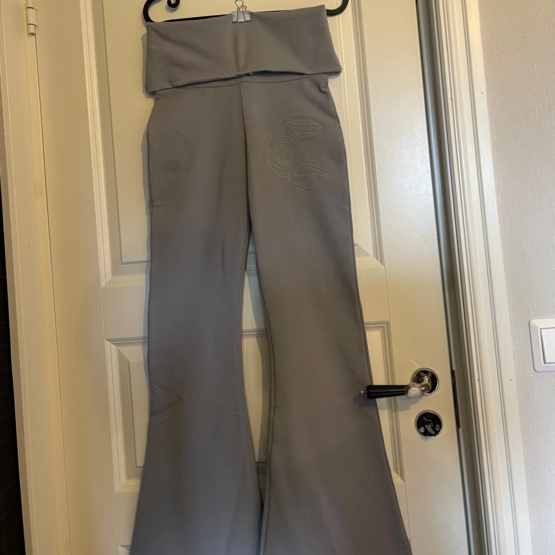 Grå yoga pants bootcut byxor från Mercier - 2