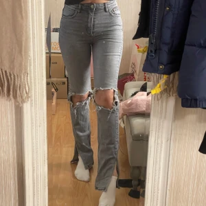 Grå jeans Zara - Snygga grå jeans från Zara. Använda fåtal gånger🩶 Storlek 36                                                          Pris går att diskutera🥰
