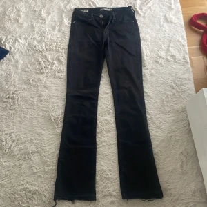 Svarta Levi's 715 Bootcut jeans - Säljer ett par svarta Levi's 715 Bootcut jeans i storlek 25. Byxorna har klassisk femficksdesign, normal passform upptill och utsvängda ben. Perfekta för dig som gillar en tidlös och stilren look. Skulle säga XXS💕💕💕