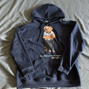 Mörkblå Ralph lauren hoddie - Säljer en mörkblå Ralph lauren hoddie. Den är stl xxl men sitter mer som en xl. Den är i väldigt bra skick då jag bara använt den ett få tal gånger.