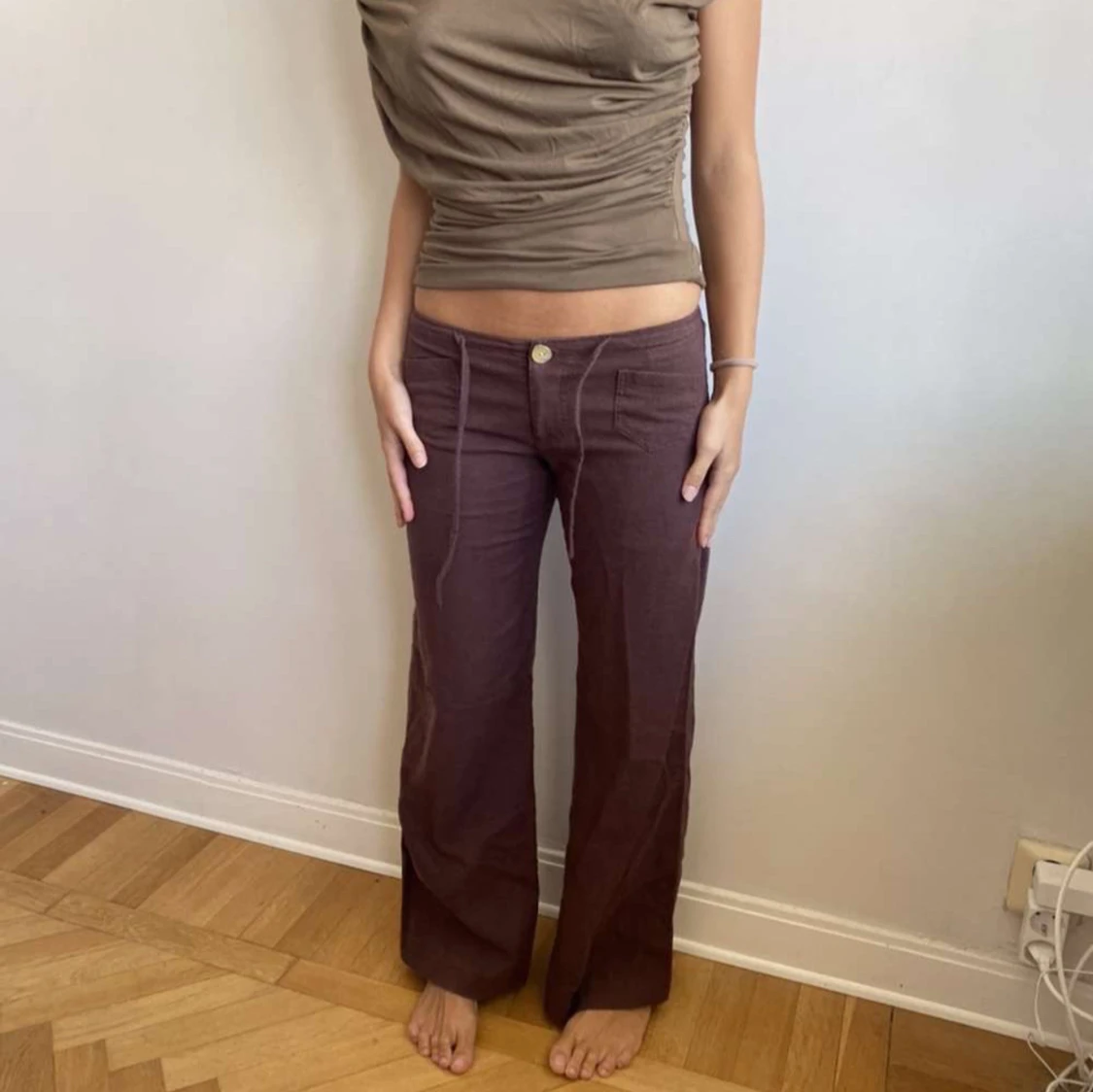 Bruna vida byxor med kontrastsömmar - 1