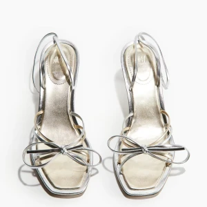 Silver/ guld klackar från H&M - Säljer dessa superfina klackarna som är perfekta att ha till balen. Endast använda 1 gång!