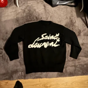 Stickad Saint Laurent - Säljer en svart stickad tröja från Saint Laurent. Den är hyfsat ny men den har dålig passform och har inget kvitto eller verifiering, men den är äkta. Storlek L. Pris kan såklart diskuteras
