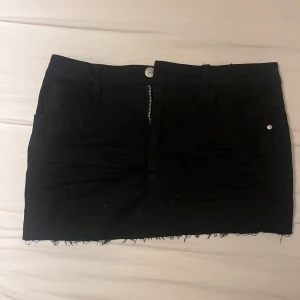 jeanskjol - Svart kort jeanskjol, storleken är 164 men skulle säga att det är som xs. Low waist 