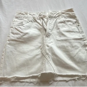 Vit jeanskjol med rå kant - Vit jeans kjol💕