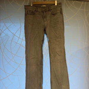 Ljusgrå Jeans - Säljer ett par ljus gråa raka jeans från Gina. Dessa är i storlek 36 och mid waist i fint skick. Nypris 499💕