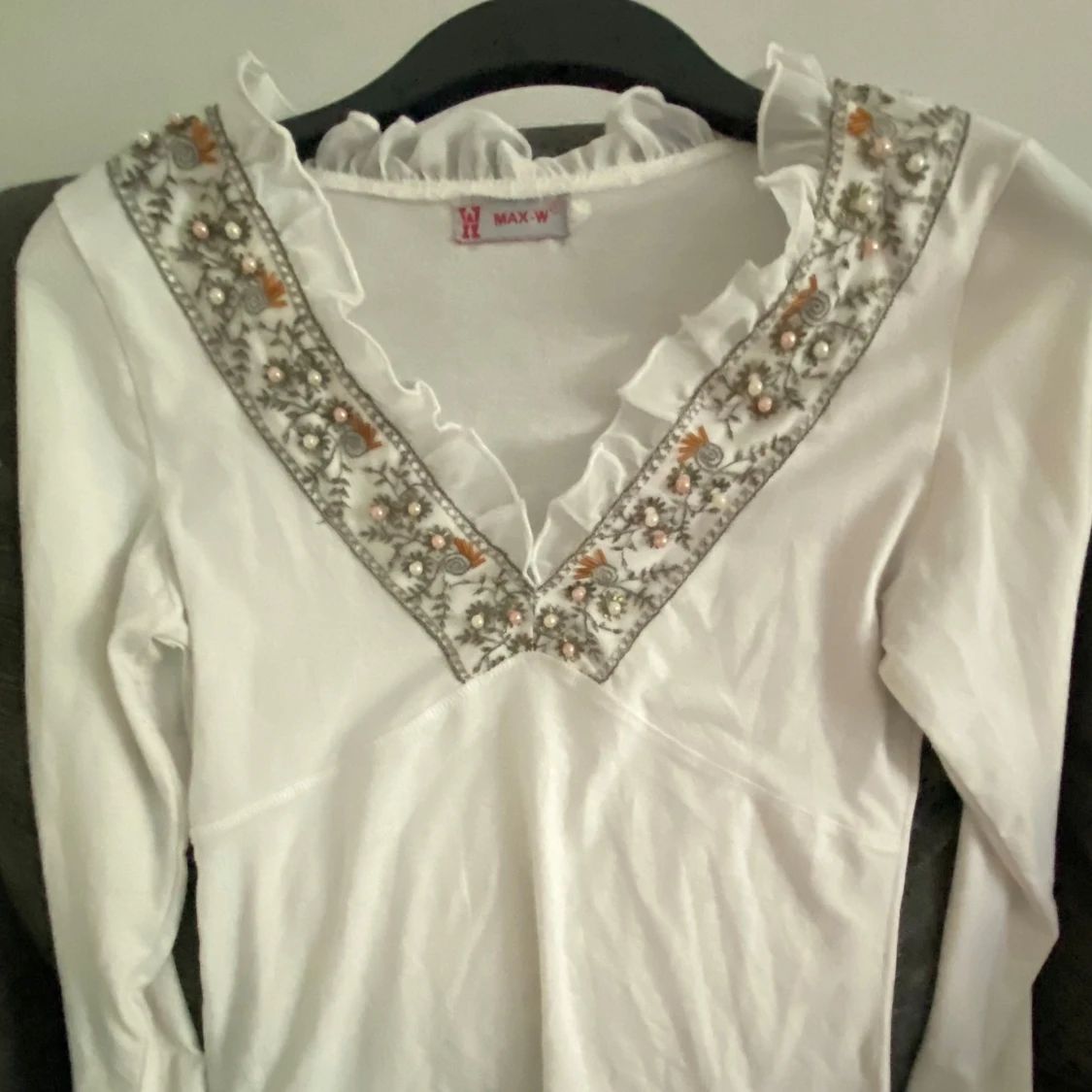 Vit långärmad topp med broderi från MAX-W