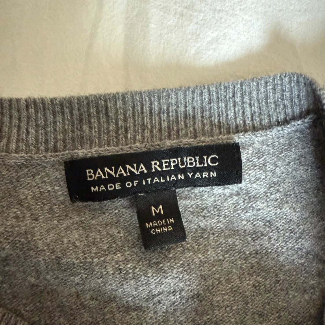 Grå volangtröja från Banana Republic - 2