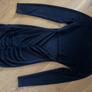 Klänning med öppen rygg - Svart tajt klänning med öppen rygg! Nästan oanvänd 