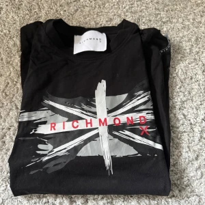 T shirt richmond - En fet richmond t-shirt i strl S. I väldigt fint skick !! 