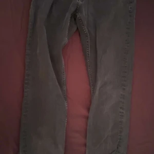 Grå jeansbyxor - Tiger of Sweden jeans, nypris 1400kr, säljs för 350kr. Storlek 32x32