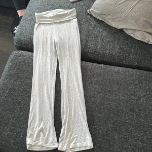 Ljusgrå yogapants  - Supermjuka och bekväma ljusgrå yogapants med bred linning och utsvängda ben. Perfekta för en avslappnad stil och passar till både hemma och chill med vänner.