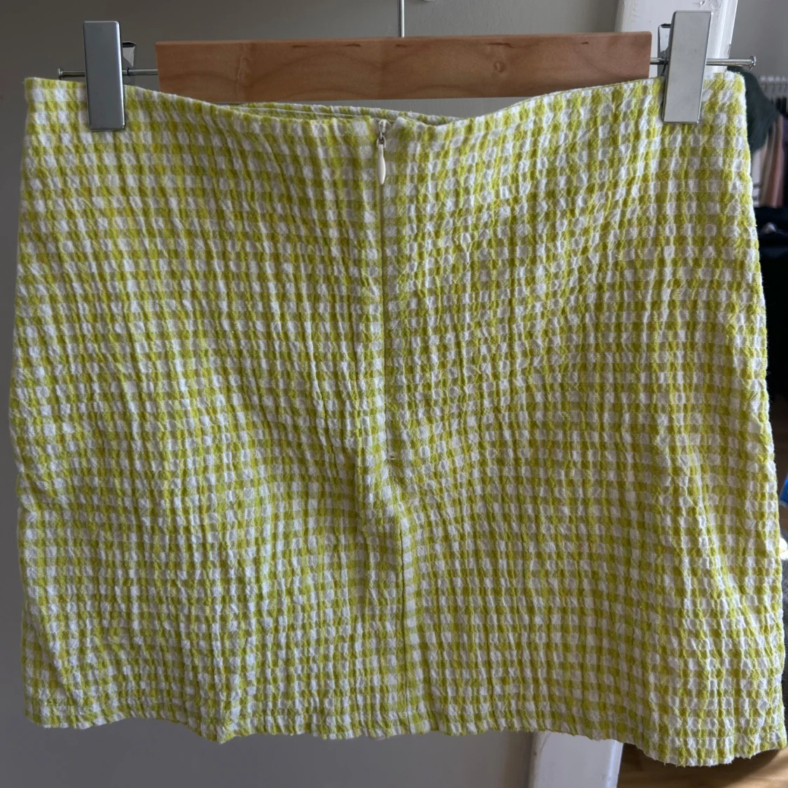 Gulvitrutig minikjol med knappar - 2