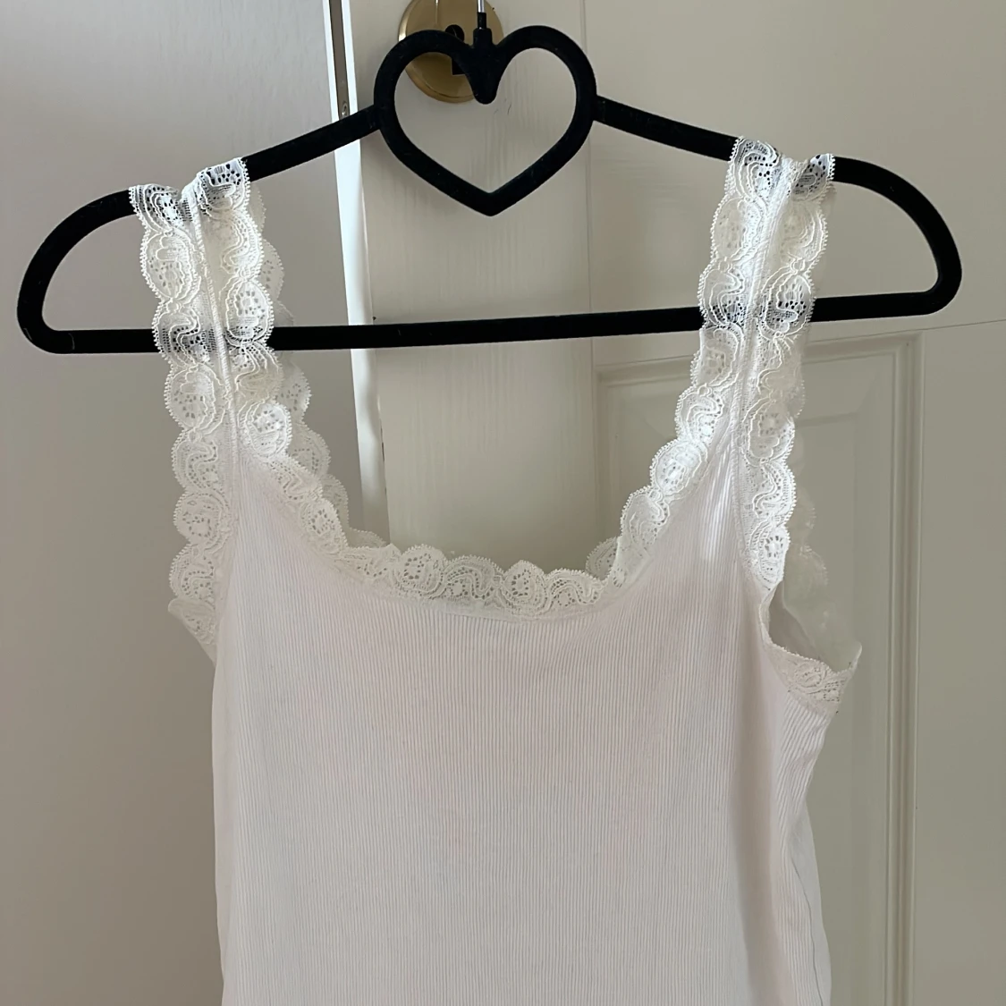 Vit ribbad linnetopp med spetsdetaljer - 1