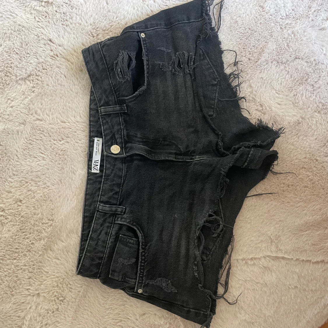 Svarta jeansshorts med fransar från ZARA - 1