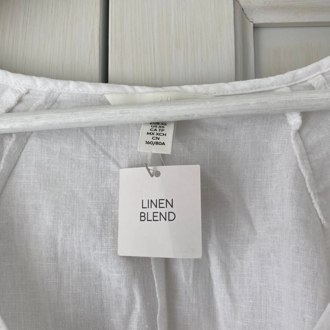 Vit blus med puffärmar - 4