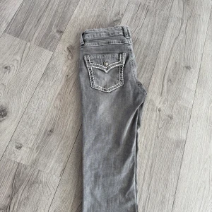 Gråa byxor från Gina tricot - Byxor från Gina tricots barnavdelning, dem är i bra skick men är upplagda med en innerbenslängd på 71,5cm. Passar bra om man är lite kortare