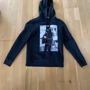 Limitato hoodie - Svart hoodie från limitato i storlek xs. Otroligt bra skick och väldigt skön tröja. Passar perfekt till ett par snygga jeans och även till ett par shorts på sena sommarkvällar😍nypris 1000kr säljer för 700