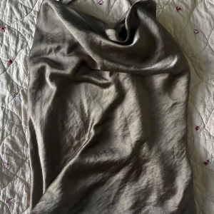 Satin topp från Neo Noir - Jättefin satin topp / linne från Neo Noir, väldigt fint skick, sitter såå fint 💕✨