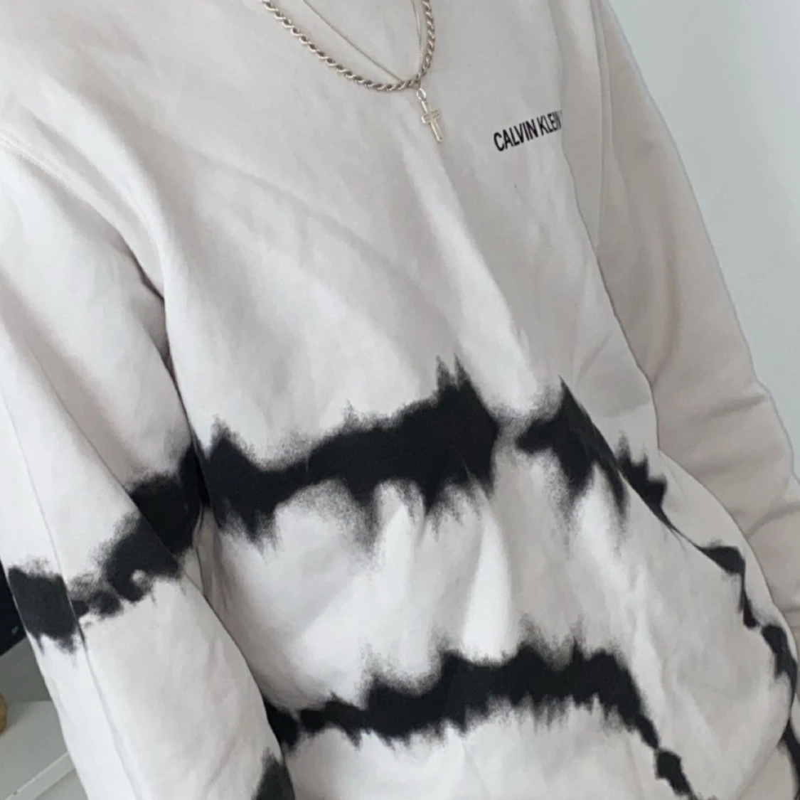 Vit och svart tie-dye sweatshirt från Calvin Klein Jeans - 2