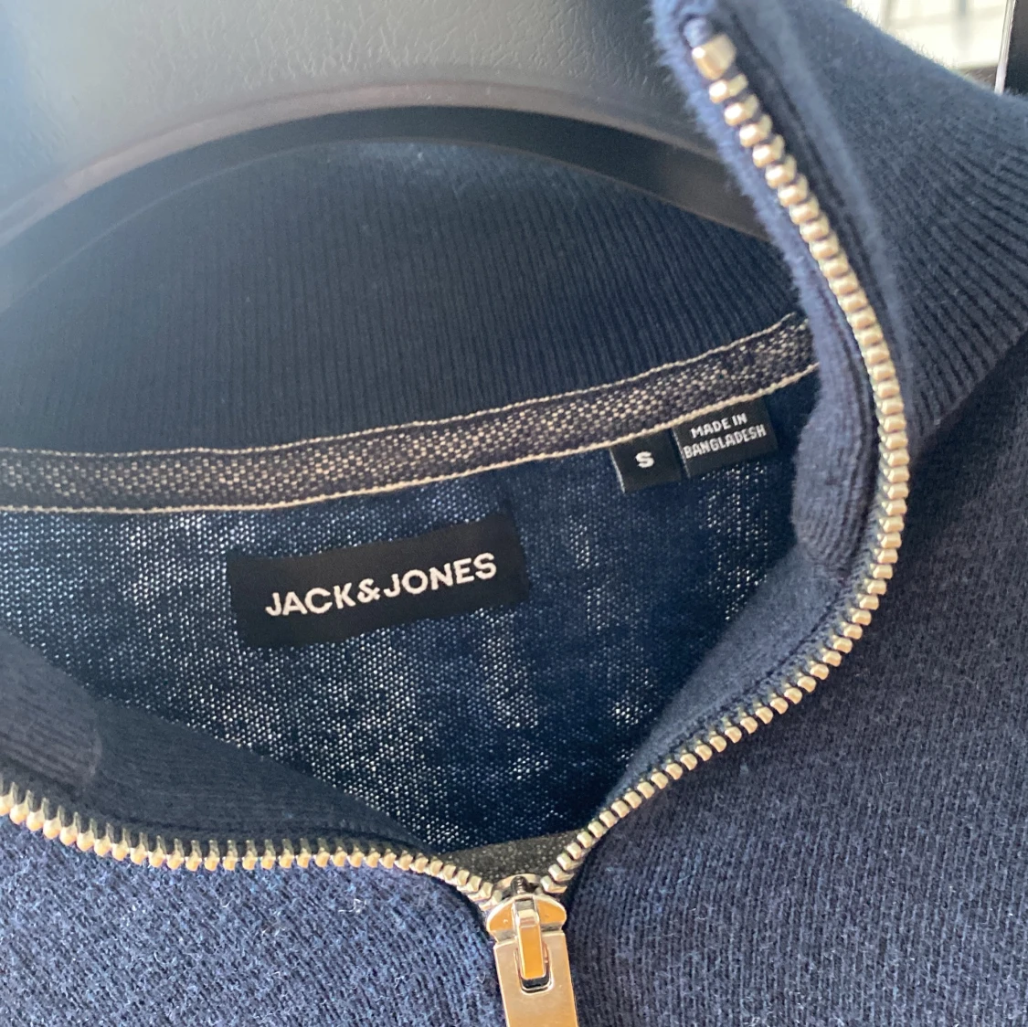 Mörkblå stickad tröja med dragkedja från Jack & Jones - 1