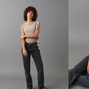 Svarta low waist jeans - Säljer ett par svarta straight leg jeans. Dem är jättesnygga men tyvärr lite små på mig. De är storlek 34 och de är i bra skick. Skriv om du har några frågor!❤️