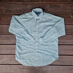 Ralph lauren skjorta - 📊 Färg: Vit & Grön  📏 Storlek: Large (L)  📐 Mått: Längd - 79cm Axelbredd - 50cm  ♻️ En långärmad vit och grön Ralph lauren skjorta i storlek L. I väldigt bra skick, inga fläckar, hål eller defekter! Perfekt nu när det börjar bli varmare och sommaren kommer!☺️  👕 Material: 100% Bomull  #mensfashion #mensstyle #ralphlauren #classicstyle #buttondown #shirt #fashion #Vintage #Ralphlaurenskjorta