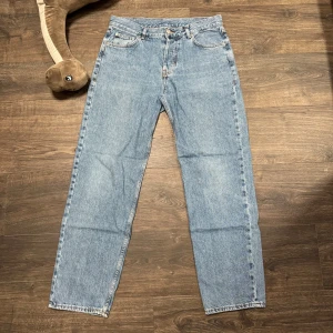 Sweet sktbs jeans  - SWEET SKATEBOARDING COMPANY JEANS. Modell: Sweet Loose Jeans. Storlek 31, midja: 42cm, längd: 105cm