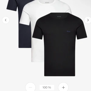 3-pack t-shirts från BOSS - Säljer ett 3-pack klassiska t-shirts från BOSS i svart, vit och marinblå. T-shirtsen har rund halsringning och diskret BOSS-logga på bröstet. Perfekta basplagg i mjuk bomull med normal passform.
