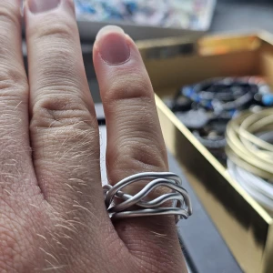 Handgjord silverfärgad - flätad design - Handgjord silverring I aluminium, ca 18 mm i diameter