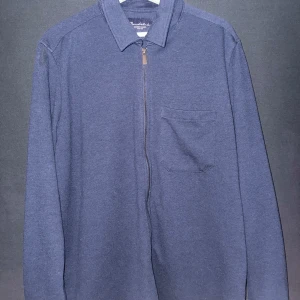 Marinblå ziptröja från Bondelid - Säljer nu min fina overshirt som är använd 2 gånger. Passar perfekt till en fin sommarkväll eller bara att använda som jacka till hösten. Hör av dig om du har några frågor 