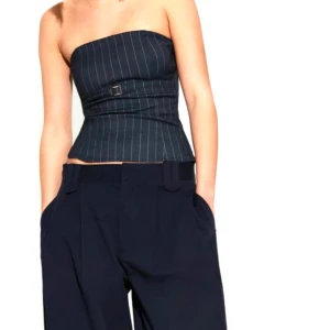 Trendig topp från Bershka  - Jättefin baundo topp med en silvrig detalj och vita tunna ränder. Sitter som en smäck och har även en silikon söm högst upp för att hålla toppen på plats och ge stöd för bysten. 