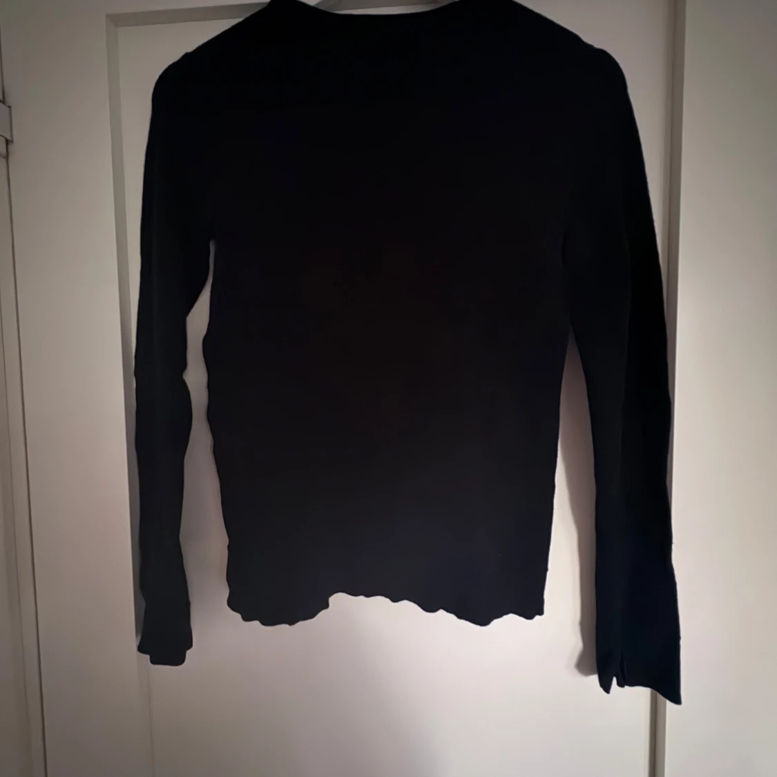 Svart finstickad  långärmad tröja från Mango - 1