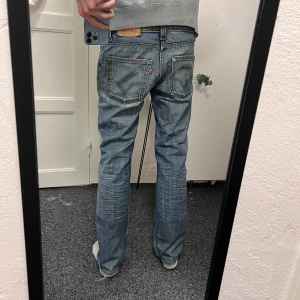 Vintage Levis 511 - Säljer ett par klassiska Levis 511 jeans i blå tvätt. Modellen har normal passform med raka ben och fem fickor. Jeansen har dragkedjegylf och är tillverkade i slitstarkt denim. Perfekta för en avslappnad stil. W30 L32 (taggen säger L34). Skriv om du har någon fråga.