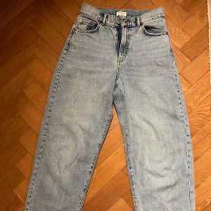 Ljusblå jeansbyxor från Lindex - Klassiska ljusblå jeans från Lindex med normal passform och raka ben. Perfekta för en avslappnad stil🩷🤩